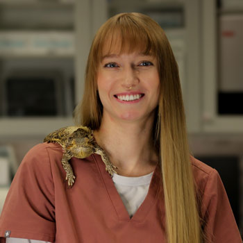 home_veterinary_team_2 McKenzie with reptile